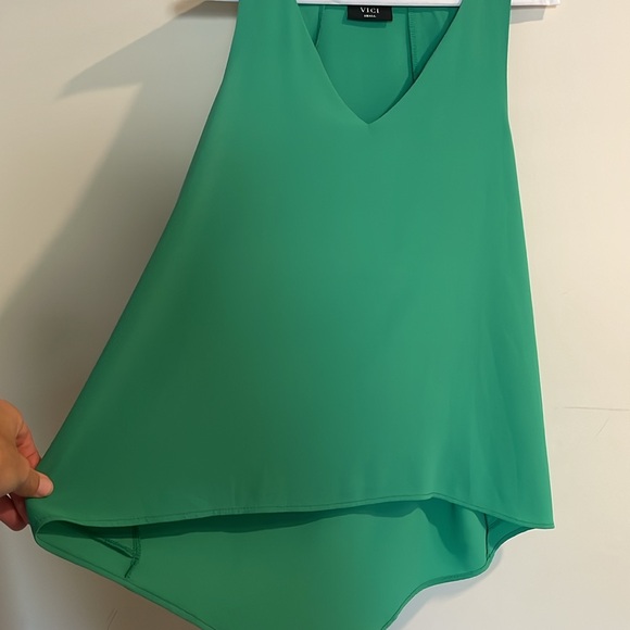 Vici Small green sleeveless top. Flowy! Longer in back. Drapes in back - Picture 5 of 5